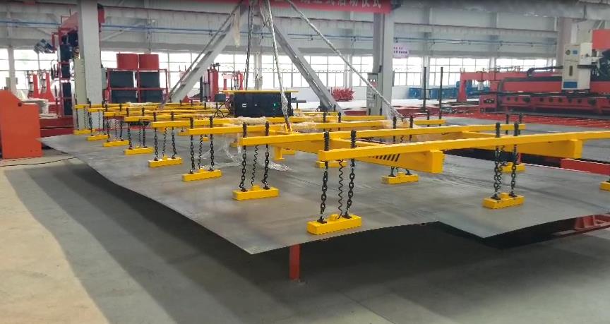鋼板板材的起吊機器，磁力起重吊具橫空出“市”